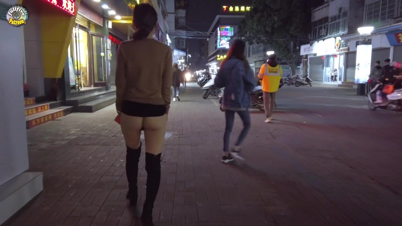 Gái xinh Nửa đêm, Ko Mặc áo vú với quần lót, Nửa đêm Đi dạo khoe mông public
